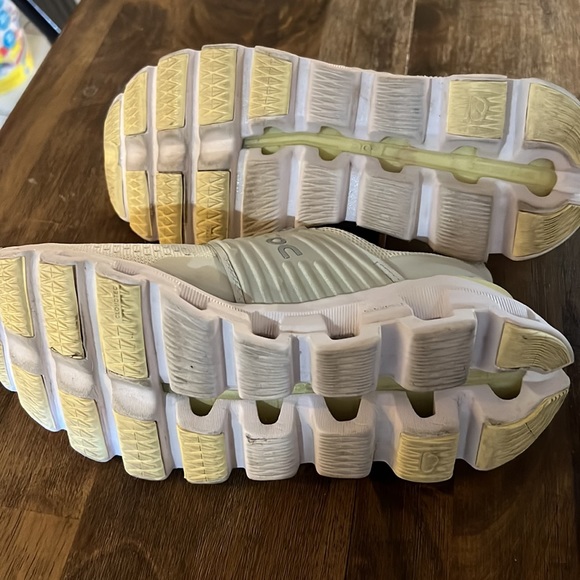 Worn twice. New On Clouds, size 6.5 but fit like a 6 - Picture 3 of 4